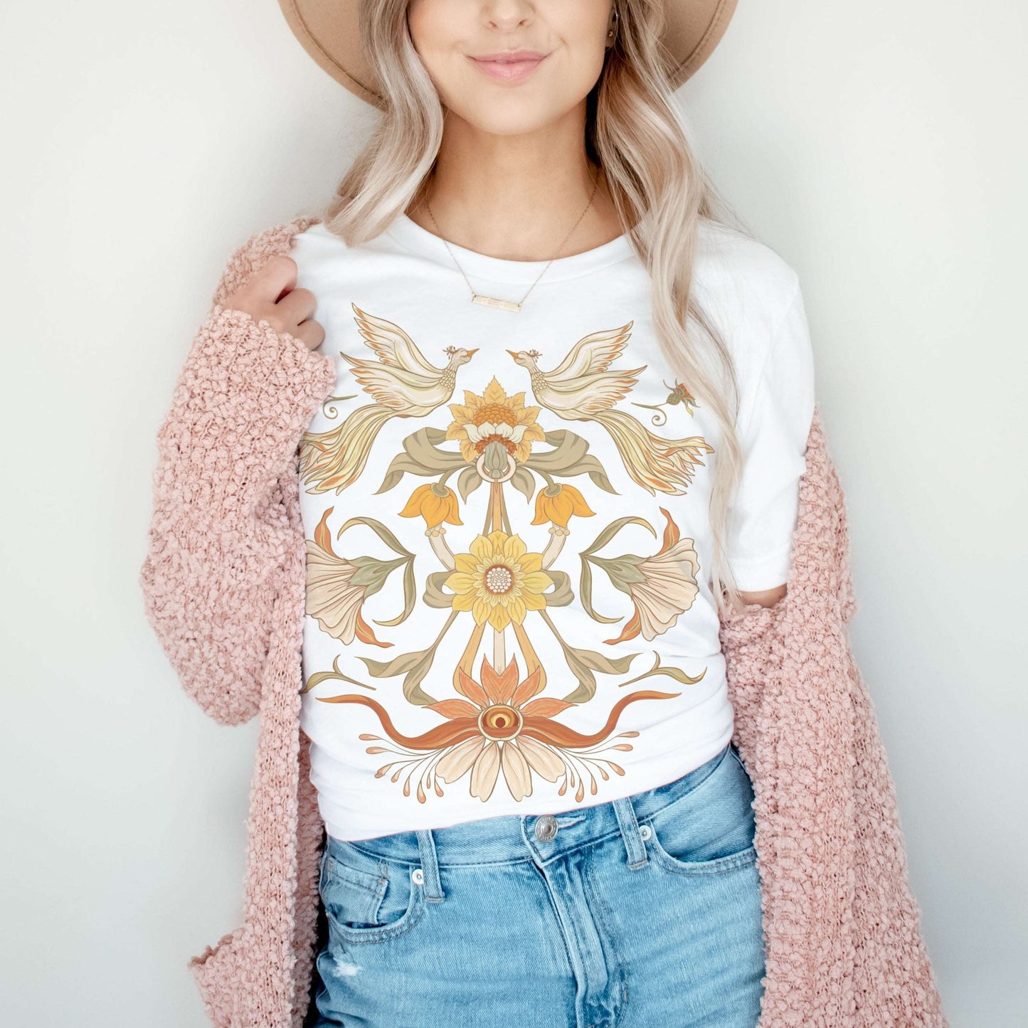 Oversized t-shirt with a art nouveau graphic at the front. Complete with a crew neck silhouette, the unisex fit creates many ways to style this trendy t-shirt. Find it only at Esdee.